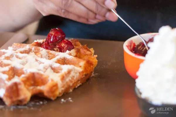 Croissanterie Pompadour - Waffeln mit warmen Kirschen